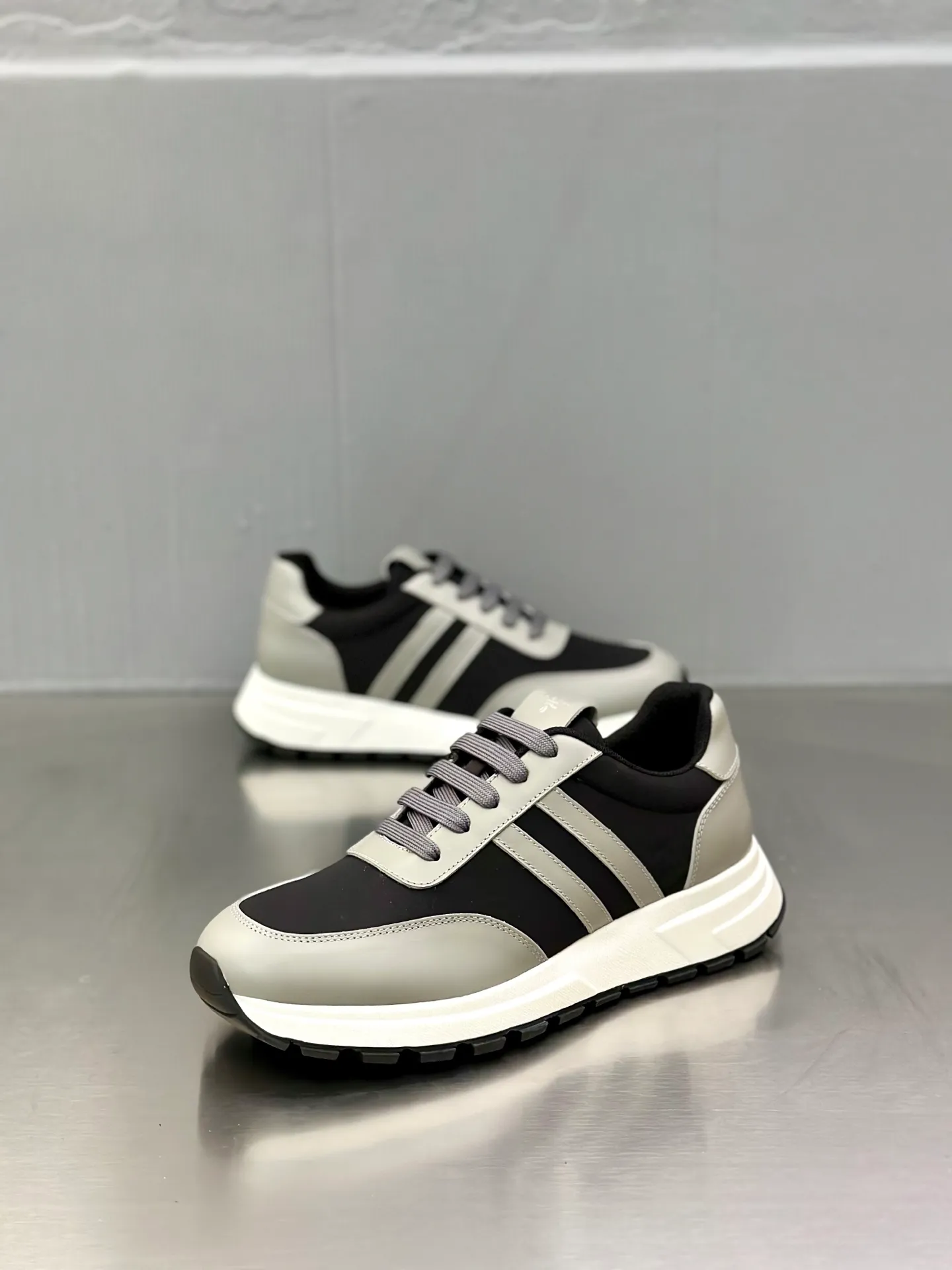 💰740 Prada/Prada men's new mesh stitching sneakers. This sneaker presents a modern version, reinterpreting the brand's archive style with clean lines and smooth details. The shoes are made of calf leather and technical fabric, with a triangular metal logo on the outside, bright TPU decoration on the heel, and a longer and padded inner heel design for a more comfortable fit. The tongue is decorated with a silk-screen logo, and is paired with a hollow rubber sole on the heel. The full cowhide lining comes standard with logo cowhide foot pads, making the upper foot taller, more comfortable, and versatile! Comes with full original packaging! Size: 39-40-41-42-43-44 standard leather shoe size (45 can be customized and does not support returns)